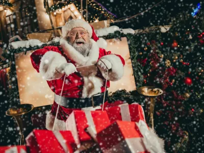 Photo of good personage santa sitting sleigh pulled by reindeer holding rope enjoying travel streets of city carrying miracle outside. / Foto: Deagreez