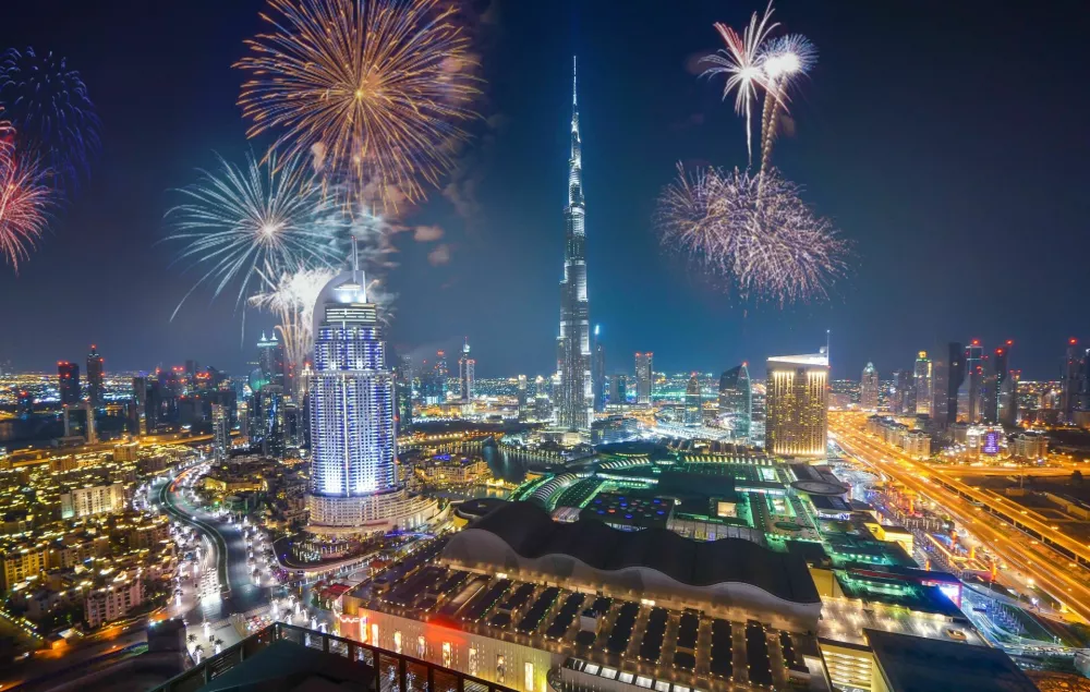 Fireworks display at town square of Dubai downtown, Dubai night celebrating view / Foto: Komyvgory