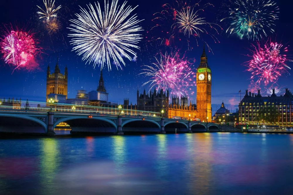 New years fireworks display over the Big Ben and Westminster Bridge in London, UK / Foto: Patryk_kosmider