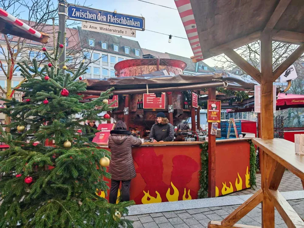 Stojnica z devet tisoč litri punča v sodu / Foto: Miha First
