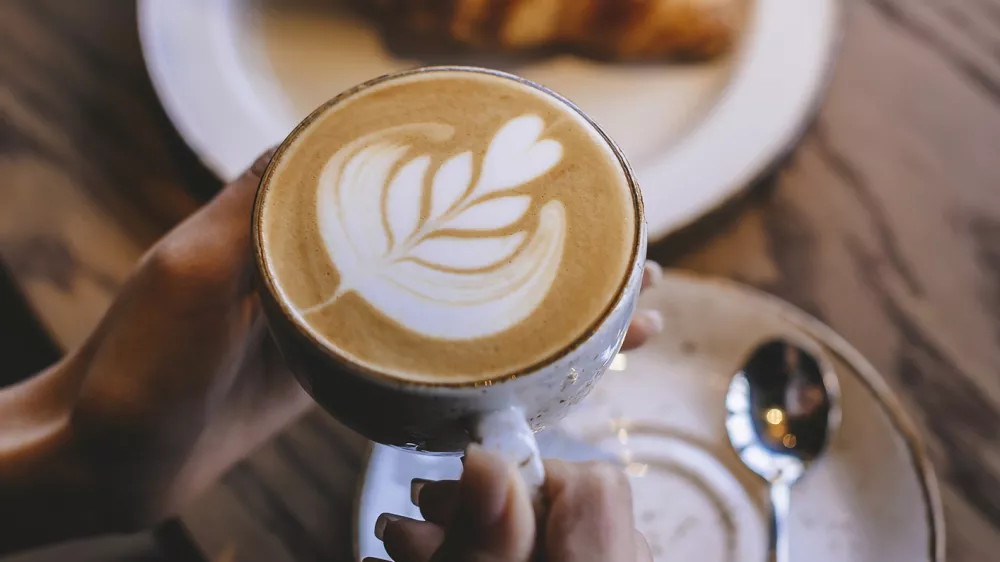 kava, skodelica kave, rogljiček, zajtrk / Foto: Pchagai