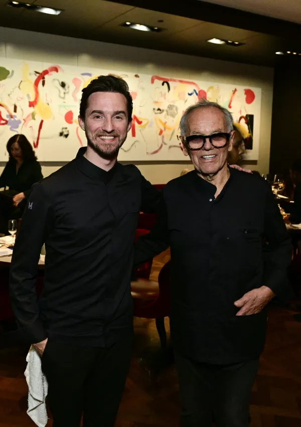 Wolfgang Puck s sinom&nbsp;Byronom, ki je sledil očetovim korakom, oktobra letos na dogodku v New Yorku.&nbsp;/ Foto: Profimedia