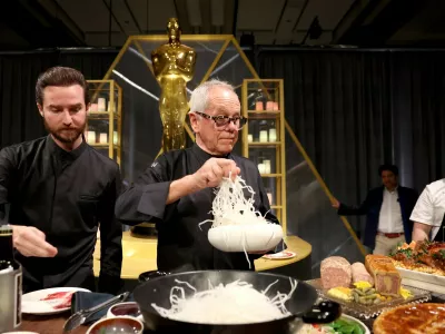 Wolfgang Puck s sinom Byronom februarskem Governors Ballu.&nbsp;/ Foto: Profimedia