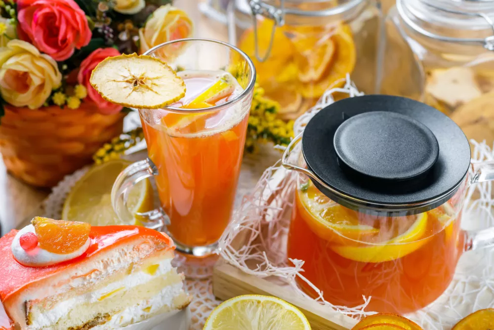 Herbal berry hot tea decorated on table in cafeteria / Foto: Rafinade
