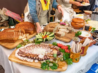 Vilnius, Lithuania - September 20 2020: Table filled with starters, appetizers and snacks, food for a feast celebration, Lithuanian or Northern Europe or Baltic food / Foto: Michele Ursi