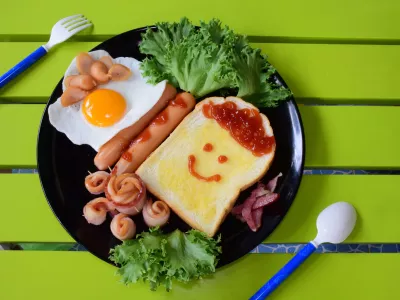 Breakfast set made from bread, egg-fried, hotdog, bacon and vegetable / Foto: Jarunaling