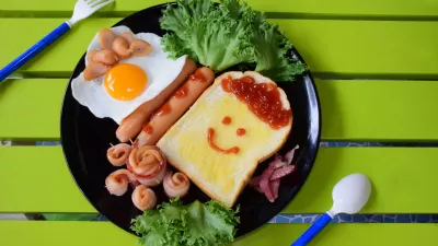 Breakfast set made from bread, egg-fried, hotdog, bacon and vegetable / Foto: Jarunaling