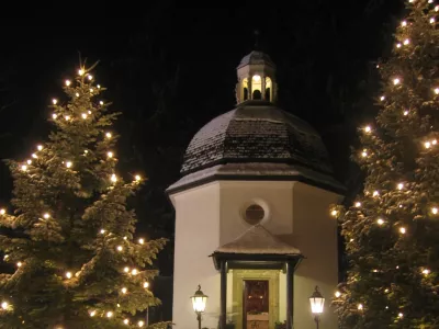Kapela Svete noči v Oberndorfu pri Salzburgu stoji na lokaciji, kjer je bila pesem Sveta noč izvedena prvič. / Foto: Wikipedija