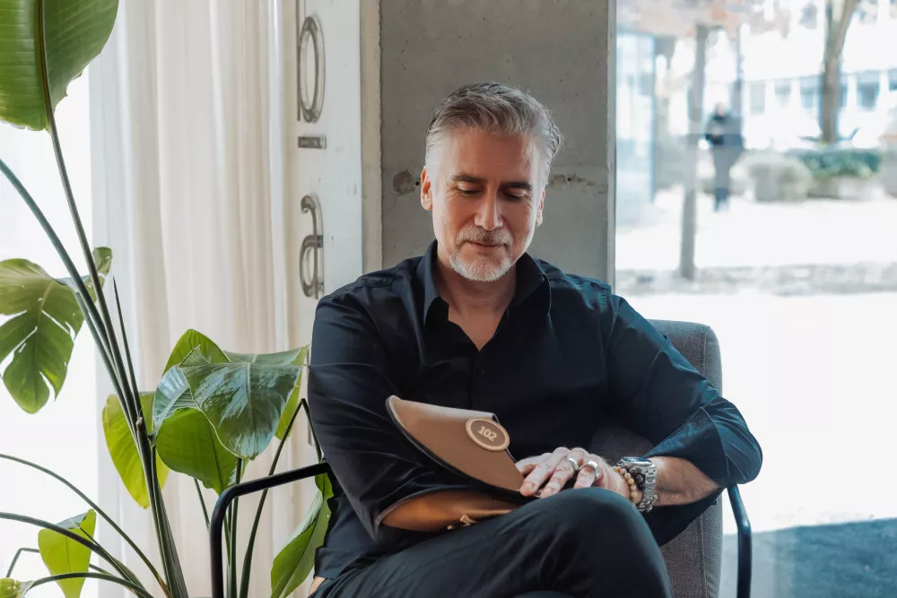 Vsebinski koncept za copate je ustvaril Jan Plestenjak, glasbenik, ki je navdih na&scaron;el v svoji znani skladbi Soba 102. F Anže Krže / Foto: Anže Krže