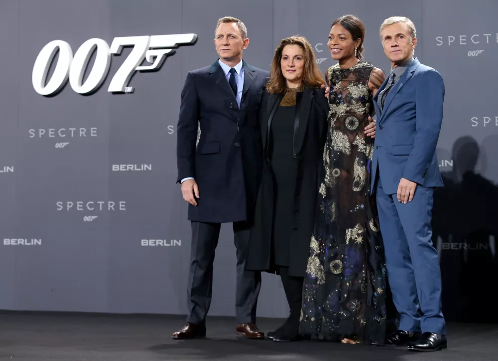 BERLIN, GERMANY - OCTOBER 28: (L-R) Actor Daniel Craig, producer Barbara Broccoli, actress Naomie Harris and actor Christoph Waltz attend the German premiere of the new James Bond movie 'Spectre' at CineStar on October 28, 2015 in Berlin, Germany. (Photo by Sean Gallup/Getty Images for Sony Pictures) / Foto: Sean Gallup