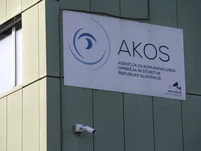 stavba AKOS- 09.01.2020 - Agencija za komunikacijska omrežja in storitve RS - javni shod proti uvajanju tehnologije 5G v Sloveniji v organizaciji Gibanja za človeku prijazno tehnologijo ob robu posveta mobilnih operaterjev o uvajanju tehnologije 5G; //FOTO: Jaka Gasar
