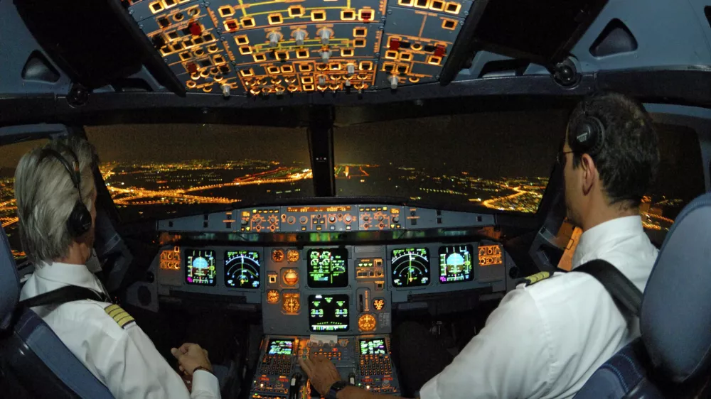 Pilots in the cockpit of an Airbus 321 during approach,Image: 43404168, License: Rights-managed, Restrictions:, Model Release: yes