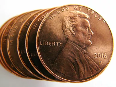 FILE PHOTO: One-cent U.S. coins known as the penny are shown in this illustration picture, after U.S. President Trump informed on his Truth Social media account that he instructed the Secretary of the US Treasury to stop producing new pennies, February 11, 2025. REUTERS/Mike Blake/File Photo
