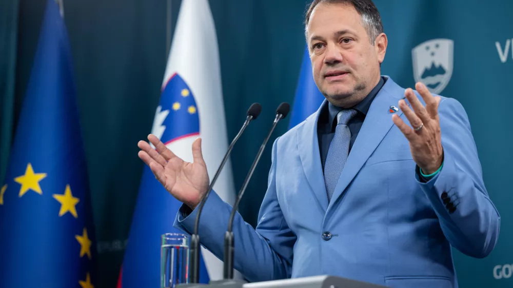 Ljubljana, vlada.Novinarska konferenca po seji vlade.Podpredsednik vlade Matej Arcon.