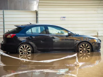 13 December 2022, Portugal, Lisbon: A car stands on a flooded street after heavy rain battered the Portuguese capital. Photo: Paulo Mumia/dpa