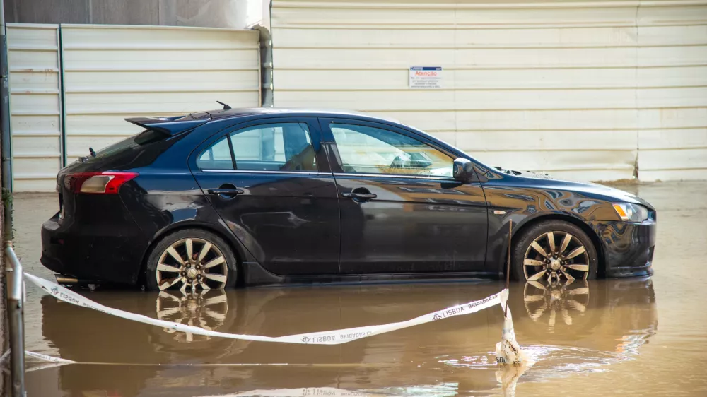 13 December 2022, Portugal, Lisbon: A car stands on a flooded street after heavy rain battered the Portuguese capital. Photo: Paulo Mumia/dpa