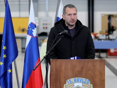 Cerklje ob Krki, Vojasnica Jerneja Molana.Dogodek ob prevzemu najsodobnejsih simulatorjev virtualne in mesane resnicnosti za pripravo na specificne takticne in operativne naloge, ki jih je izdelalo ministrstvo za obrambo v okviru raziskovalno-razvojnega projekta TAK-LET-SIM v sodelovanju s strokovnjaki podjetja AFormX.Drzavni sekretar na ministrstvu za obrambo Damir Crncec.