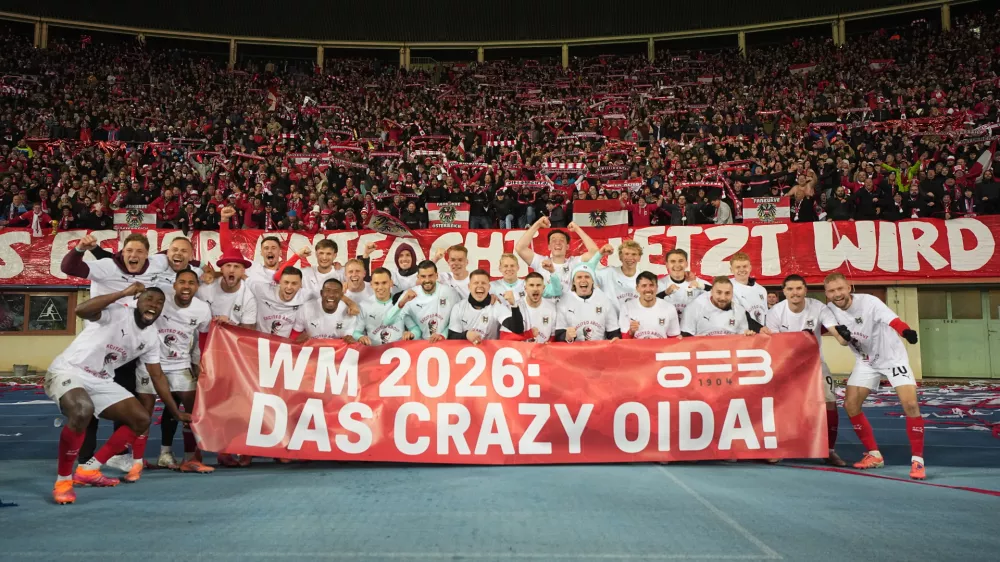 18 November 2025, Austria, Vienna: Austria's team celebrate after wining the World Cup qualifying match between Austria and Bosnia-Herzegovina in Vienna. Photo: Georg Hochmuth/APA/dpa