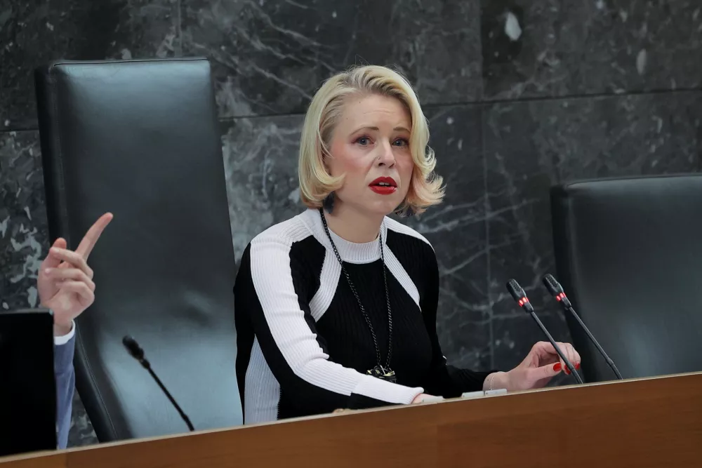 Ljubljana, DZ.Izredna seja DZ, na kateri so obravnavali novelo zakona o zdravstveni dejavnosti.Predsednica DZ Urska Klakocar Zupancic.