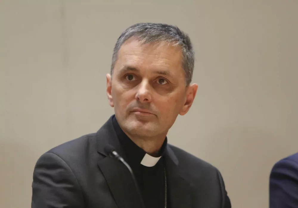 novome&scaron;ki &scaron;kof in predsednik Slovenske &scaron;kofovske konference Andrej Saje- 19.12.2023 &ndash; Islamski kulturni center IVKC Ljubljana - predstavili medversko izjavo proti uvajanju samomora s pomočjo v slovensko zakonodajo; //FOTO: Tomaž Skale