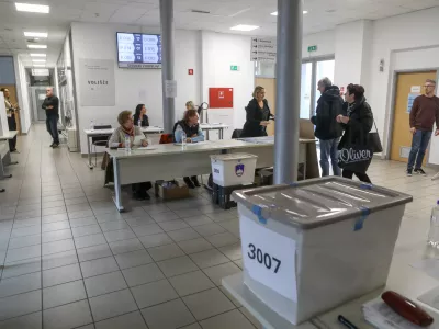 18.11.2025 - Referendum 2025 - predčasno glasovanje - Referendum o pomoči pri končanju življenja Foto: Luka Cjuha