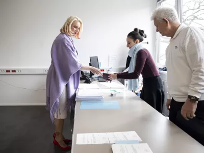 Ljubljana, UE Ljubljana.Predsednica DZ Urska Klakocar Zupancic je predcasno glasovala na referendumu o zakonu o pomoci pri prostovoljnem koncanju zivljenja.