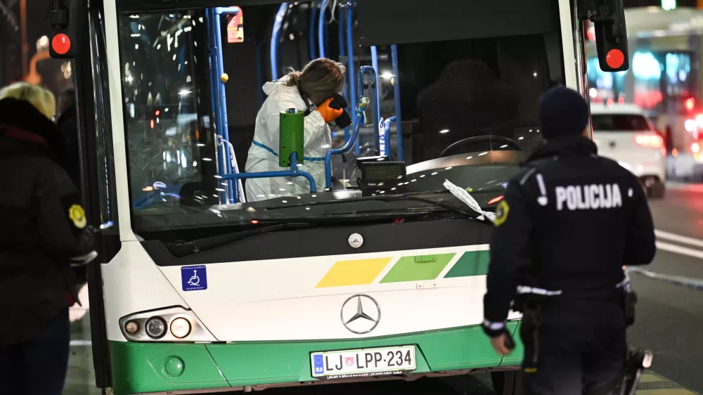 kriminalforenzika forenziki policija uboj kriminalisti 13.11.2025 Napad na voznika LPP z ostrim predmetom - nožem, Bavarski dvorFoto: Nik Erik Neubauer