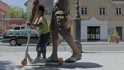 - ilustrativna fotografija 2013 - družina - starši - očetovstvo - otrok - oče - igra - skiro//FOTO: Luka Cjuha