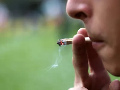 Med zaposlenimi vse več alkohola, marihuane in kokaina