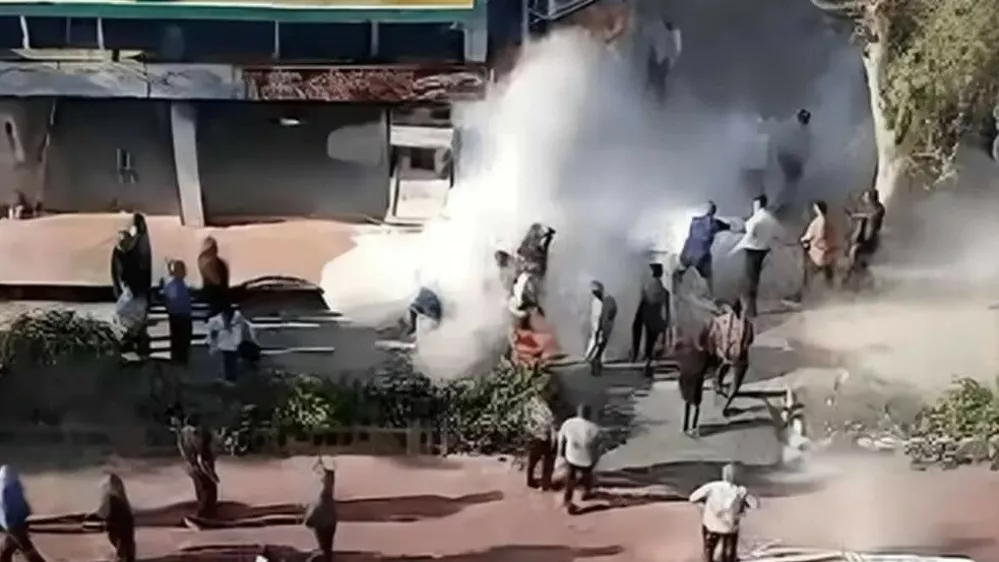 Ljudje gasijo kiosk družine Baledi