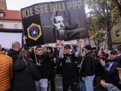 - 28.10.2025 - Izredna skup&scaron;čina občine Novo Mesto s svetniki in predstavniki vlade in protest proti romskemu nasilju z naslovom Dovolj je!//FOTO: Jaka Gasar