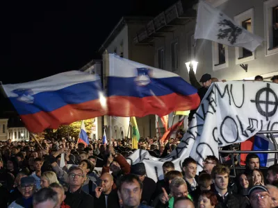 - 28.10.2025 - Izredna skup&scaron;čina občine Novo Mesto s svetniki in predstavniki vlade in protest proti romskemu nasilju z naslovom Dovolj je!//FOTO: Jaka Gasar