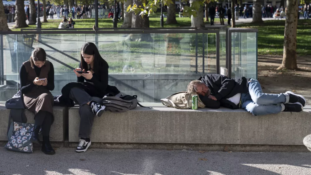 brezdomstvobrezdomcialkoholizemsocialna omrežjamobitelmobilni telefonigeneracija Zpametni telefonimedgeneracijski odnosisočutjerazumevanjeosamljenostžalostdigitalna odvisnost01.10.2025 - tradicionalni Pozdrav brucem, ki ga pripravlja Univerza v Ljubljani skupaj s &Scaron;tudentskim svetom Univerze v LjubljaniFOTO: Nik Erik Neubauer