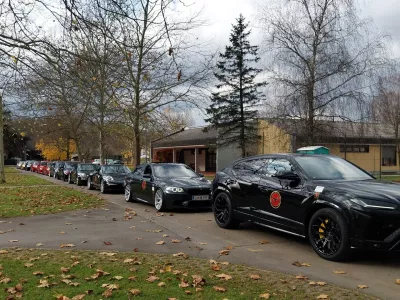 Karavana &scaron;portnih avtomobilov različnih znamk je krenila izpred Drage. Foto: Vesna Levičnik