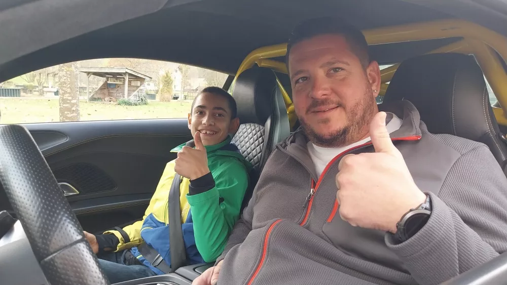 Ko nasmeh in palec obrnjen navzgor pove več kot tisoč besed. Foto: Vesna Levičnik