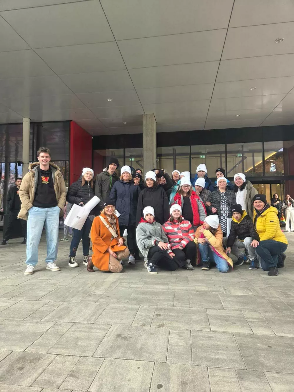 Skupina varovancev s spremljevalci na cilju sobotnega izleta.  Foto: Uro&scaron; Hočevar