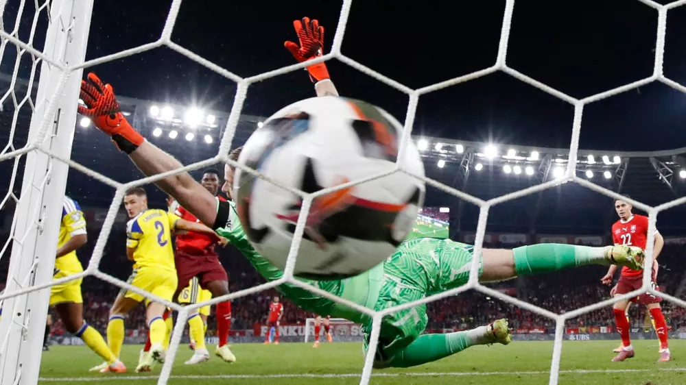 Soccer Football - FIFA World Cup - UEFA Qualifiers - Group B - Switzerland v Sweden - Stade de Geneve, Geneva, Switzerland - November 15, 2025 Switzerland's Breel Embolo scores their first goal as Sweden's Viktor Johansson attempts to make a save REUTERS/Stefan Wermuth