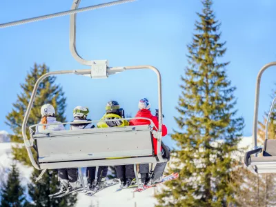 Smučarji na sedežnici. Slika je simbolična.