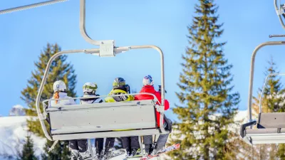 Smučarji na sedežnici. Slika je simbolična.