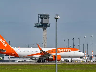 FILED - 08 May 2024, Brandenburg, Sch&ouml;nefeld: An Easyjet aircraft taxis at Berlin Brandenburg Airport BER. Photo: Patrick Pleul/dpa