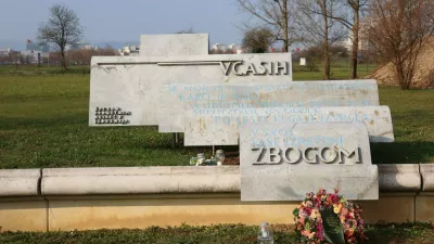 Osrednji spomenik žrtvam prometnih nesreč na pokopališču Žale. 