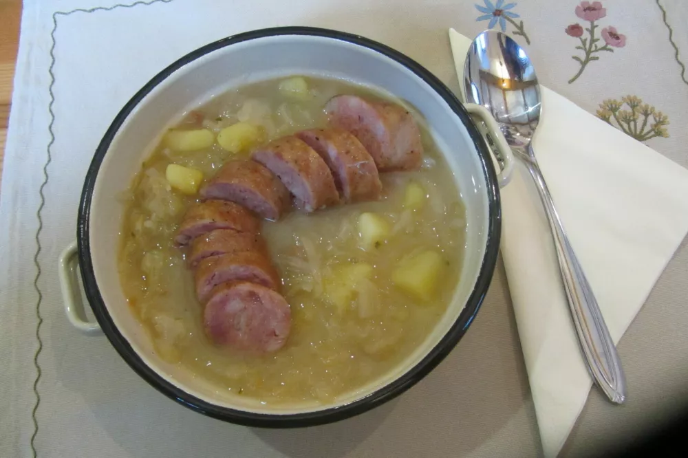 Na turistični kmetiji Tominc-Frelih so nam postregli toplo enolončnico s kranjsko klobaso, vodo in sok.