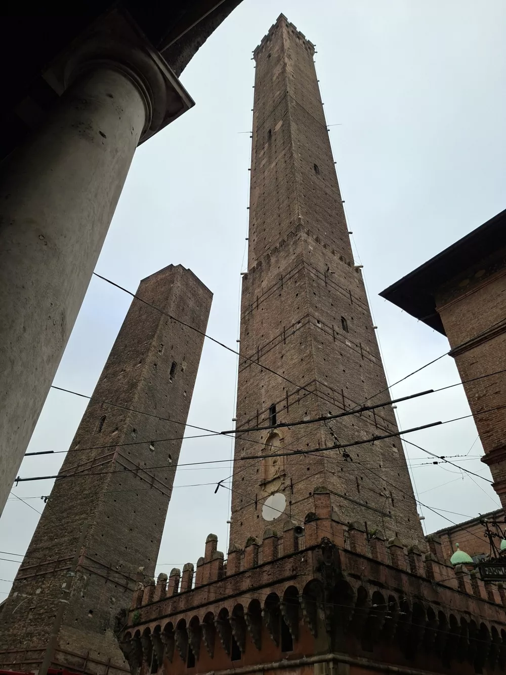 Ne, ni v Pisi. Kje je nam najbližji po&scaron;evni stolp?