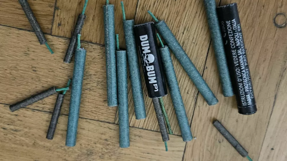 Mladoletniku so zasegli 15 petard. 