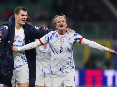 Soccer Football - World Cup - UEFA Qualifiers - Group I - Italy v Norway - San Siro, Milan, Italy - November 16, 2025 Norway's Alexander Sorloth and Morten Thorsby celebrate after the match REUTERS/Claudia Greco