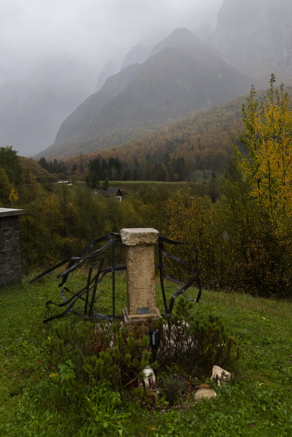 Log pod MangartomSpomenik žrtvam plazu- 30.10.2023 &ndash; Nevarnost plazov v Sloveniji.  //FOTO: Nik Erik NeubauerOPOMBA: REPORTAŽA ZA OBJEKTIV 2023