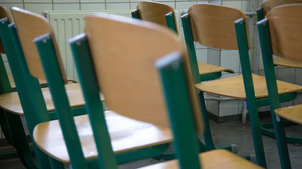 . - Gimnazija Antona A&scaron;kerca, A&scaron;kerčeva cesta 1 v Ljubljani - simbolična fotografija - &scaron;olski stoli - - Informativni dnevi 2016 - informativni dan na fakultetah in srednjih &scaron;olah za bodoče &scaron;tudente in dijake -  &scaron;olstvo - &scaron;tudij - bodoči dijaki in &scaron;tudenti - srednje&scaron;olsk in &scaron;tudijski programi - izobraževanje -   //FOTO: Maja Marko