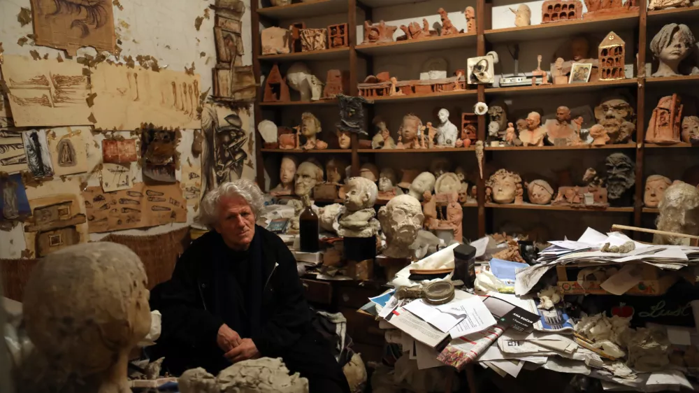 Mirsad Begić, kipar in risar bosanskega rodu - 07.05.2021 &ndash; - Rubrika Življenje v znamenitih ljubljanskih stavbah - Nem&scaron;ka hi&scaron;a - atelje kiparja Mirsada Begića, Gradi&scaron;če 8 v Ljubljani//FOTO: Tomaž Skale / Foto: Tomaž Skale