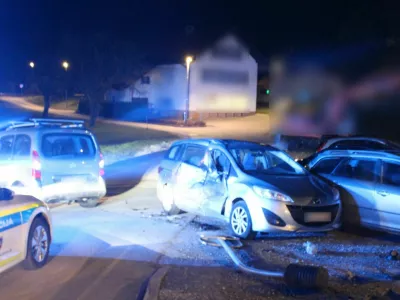 Prehiter voznik je bežal pred policijo, ustavil se je &scaron;ele po trku v prometni znak in dva parkirana avtomobila. 
