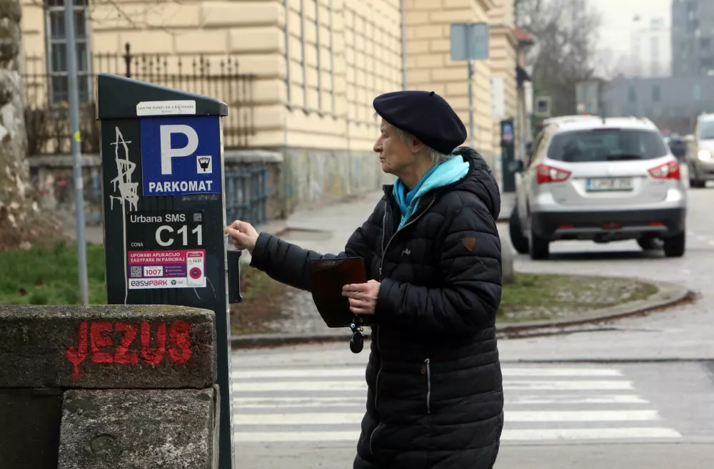 - 28.02.2024- simbolična fotografija: parkomat - parkirni avtomat &ndash; parkiranje v Ljubljani, Storitev Urbana SMS Parking, grafit JEZUS//FOTO: Tomaž Skale